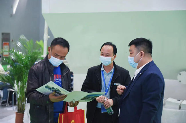 觀展者了解中譽鼎力設備性能