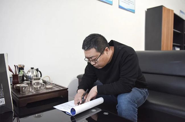 藍(lán)天衛(wèi)士環(huán)保材料負(fù)責(zé)人與中譽(yù)鼎力售后團(tuán)隊(duì)合影留念