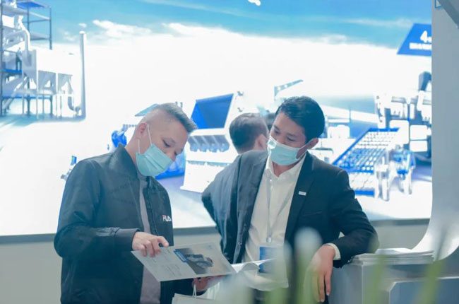 認真講解公司各項業務