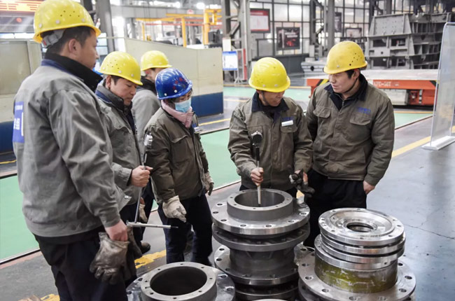 中譽鼎力生產車間工人有條不紊趕訂單 中譽鼎力生產車間工人有條不紊趕訂單