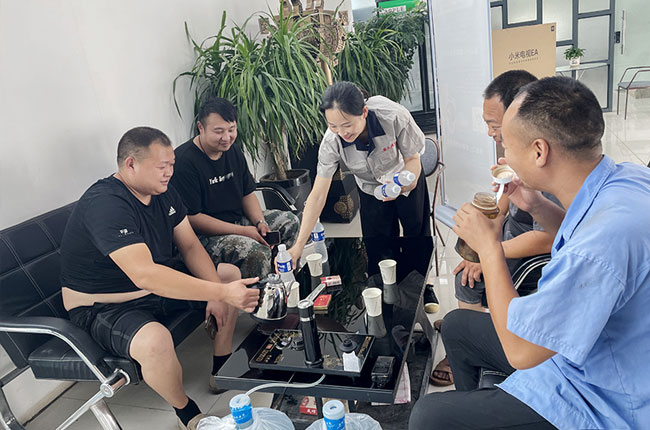 解暑降溫,冰鎮礦泉水清涼一整夏.jpg 解暑降溫,冰鎮礦泉水清涼一整夏.jpg