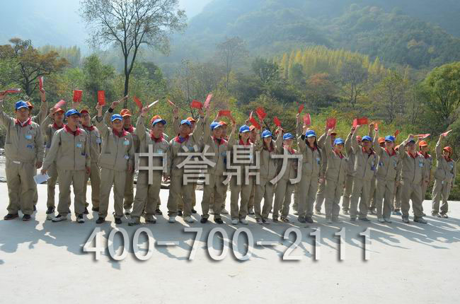 鼎力員工頒發畢業證書