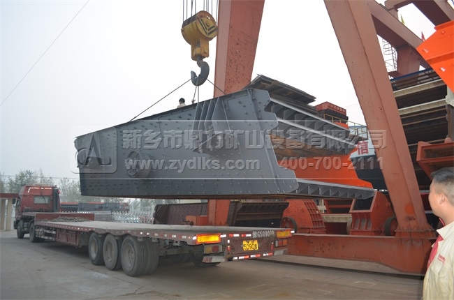 在新鄉鼎力等待裝設備的集裝箱貨車