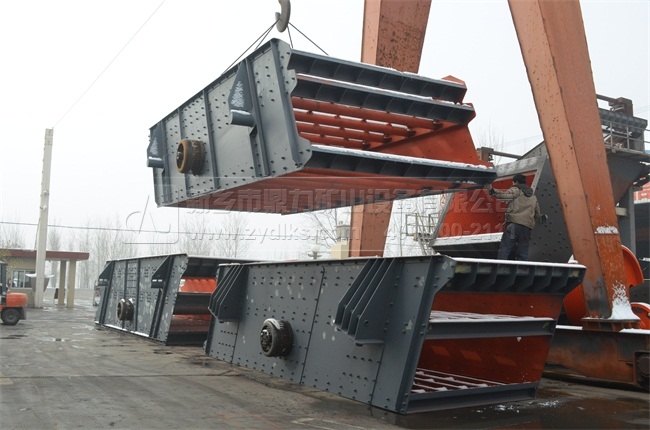 圓振動(dòng)篩吊裝現(xiàn)場