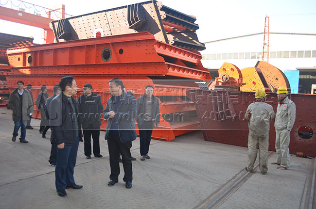 中譽(yù)鼎力張總與客戶親切交談