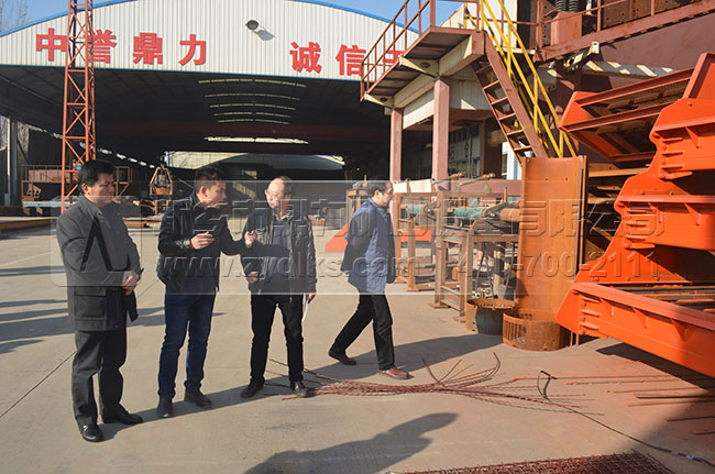 中譽(yù)鼎力銷售經(jīng)理仔細(xì)回答考察團(tuán)問(wèn)題