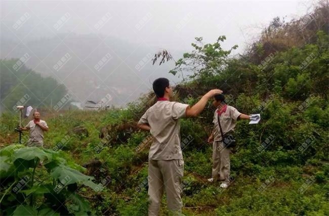 技術(shù)人員勘測地形