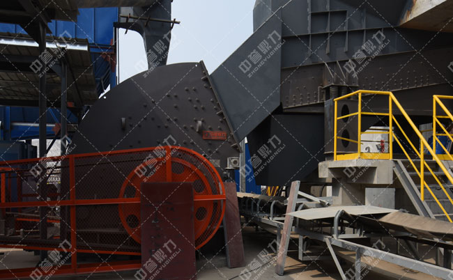 重型錘式反擊破碎機(jī) 重型錘式反擊破碎機(jī)