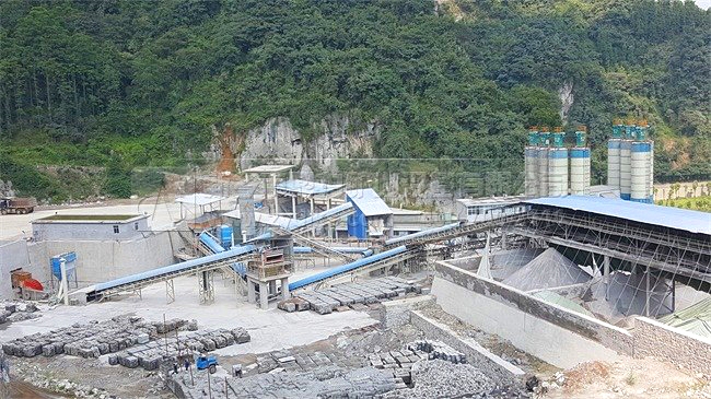 某水泥廠石灰石破碎現場