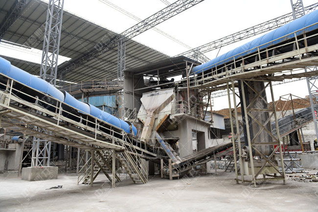 石灰石破碎生產(chǎn)線現(xiàn)場(chǎng)一角
