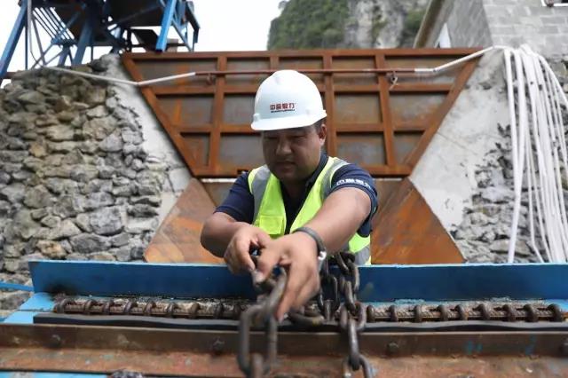 售后服務團隊現(xiàn)場對設(shè)備進行檢測