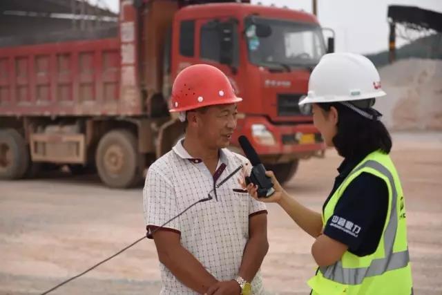 售后服務團隊對老虎嶺采石場負責人翁總進行采訪