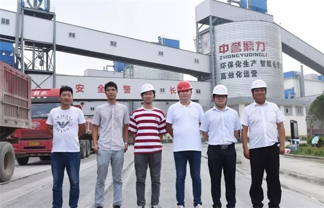 原總與湖北華新水泥骨料部部長王鵬(右二)合影留念