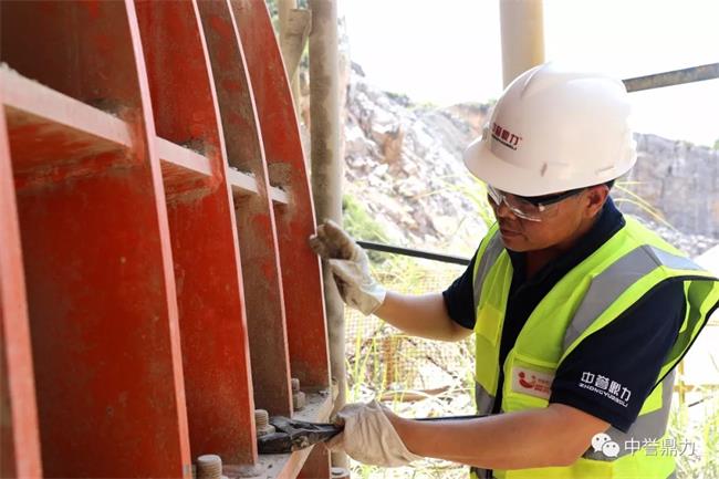 技術(shù)人員檢測(cè)破碎機(jī)使用情況