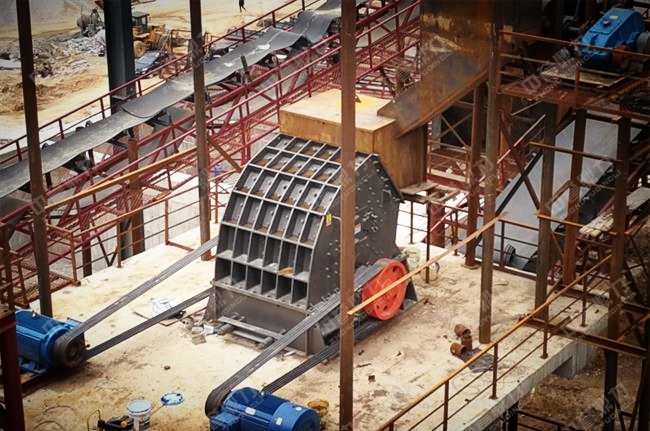 碎石機(jī)工作現(xiàn)場