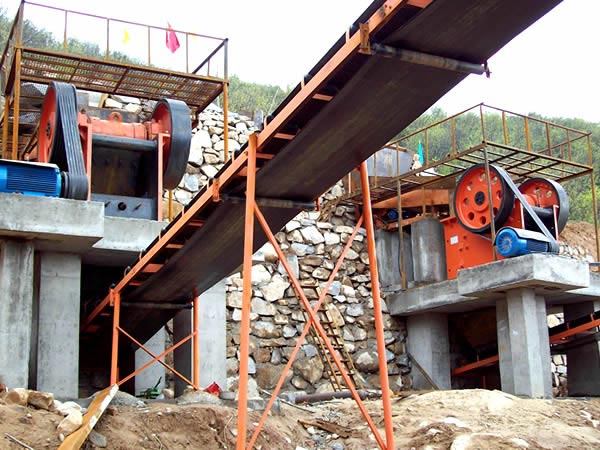 破碎現場的顎式破碎機