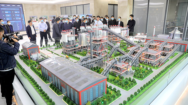 參觀中譽鼎力多位一體循環(huán)建材產(chǎn)業(yè)園沙盤