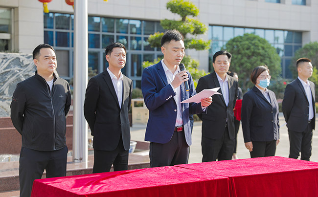 生產副總經理李宣讀技能評比結果