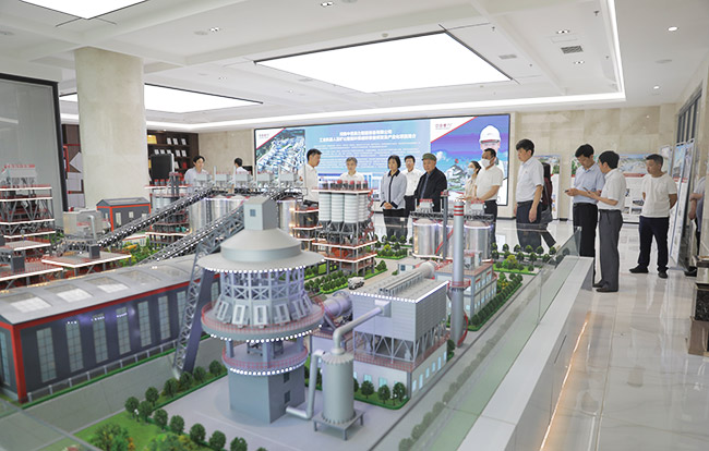 河南省人才工作任務督查調研組參觀中譽鼎力五位一體循環建材產業園沙盤