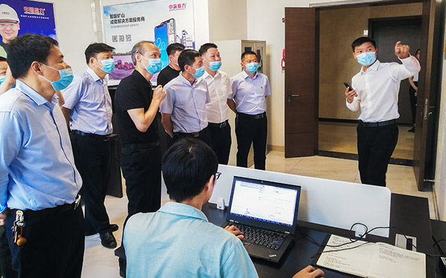 湖北省赤壁市導(dǎo)參觀中譽(yù)鼎力礦山管理云數(shù)據(jù)