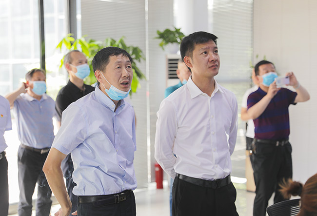 湖北省赤壁市導(dǎo)考察藍(lán)天環(huán)保智慧廠區(qū)中控室