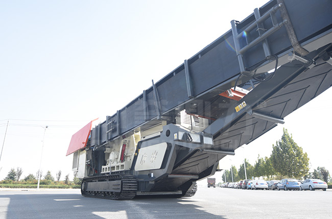 時產200噸移動破碎機開采鐵路小石頭保生產 時產200噸移動破碎機開采鐵路小石頭保生產